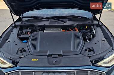 Позашляховик / Кросовер Audi e-tron 2021 в 