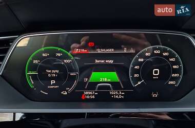 Позашляховик / Кросовер Audi e-tron 2021 в 