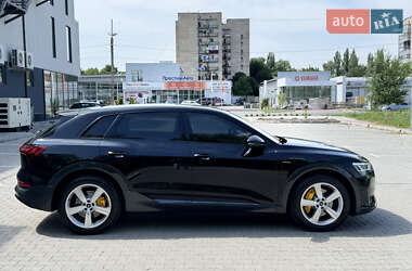 Внедорожник / Кроссовер Audi e-tron 2023 в 