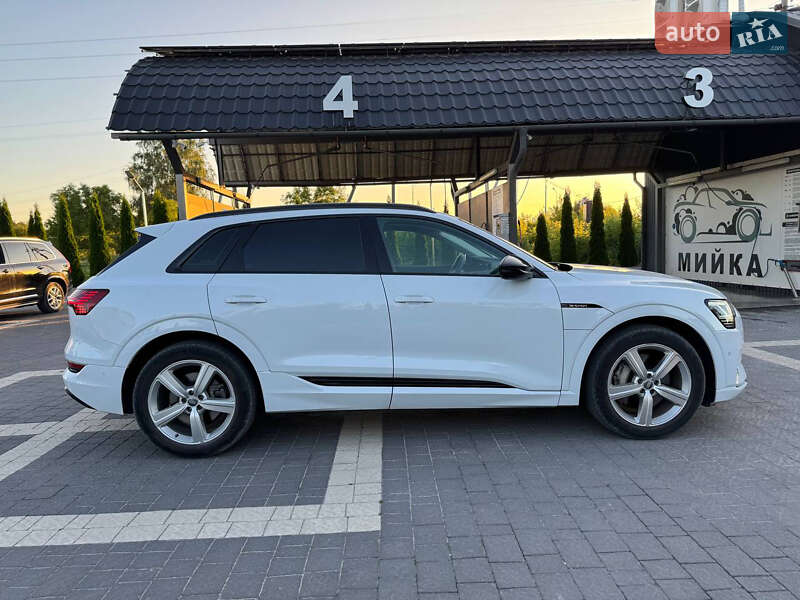 Позашляховик / Кросовер Audi e-tron 2020 в Почаєві