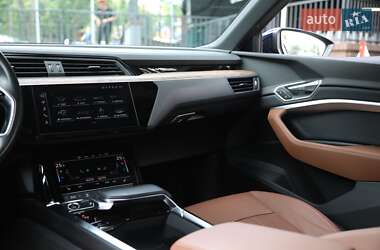 Внедорожник / Кроссовер Audi e-tron 2022 в 
