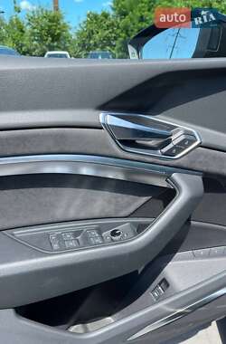 Позашляховик / Кросовер Audi e-tron 2021 в 