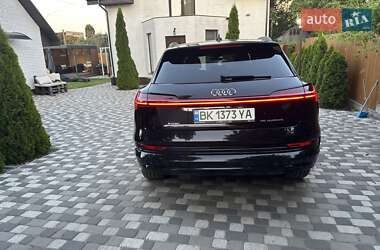 Позашляховик / Кросовер Audi e-tron 2019 в 