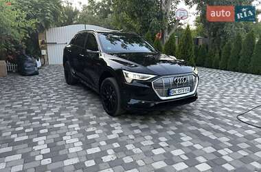 Позашляховик / Кросовер Audi e-tron 2019 в 