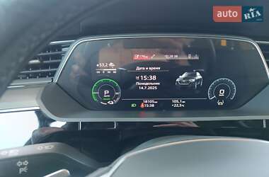 Позашляховик / Кросовер Audi e-tron 2022 в 