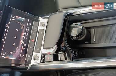 Позашляховик / Кросовер Audi e-tron 2022 в 