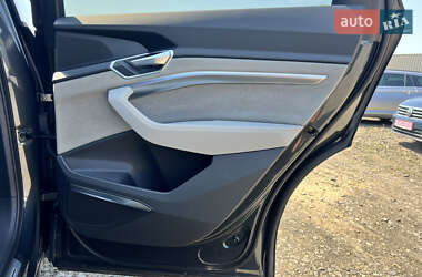 Внедорожник / Кроссовер Audi e-tron 2022 в 