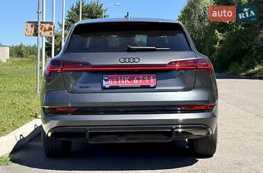 Позашляховик / Кросовер Audi e-tron 2022 в 