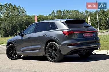 Позашляховик / Кросовер Audi e-tron 2022 в 