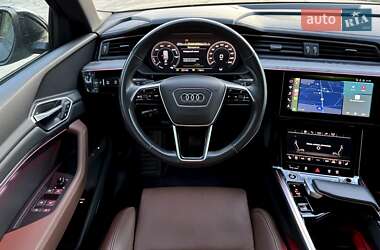 Позашляховик / Кросовер Audi e-tron 2022 в 
