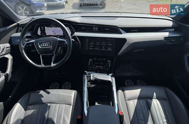 Позашляховик / Кросовер Audi e-tron 2022 в 
