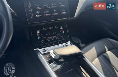 Позашляховик / Кросовер Audi e-tron 2022 в 