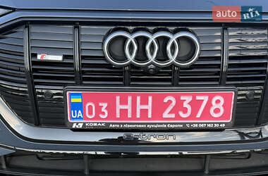 Позашляховик / Кросовер Audi e-tron 2022 в 