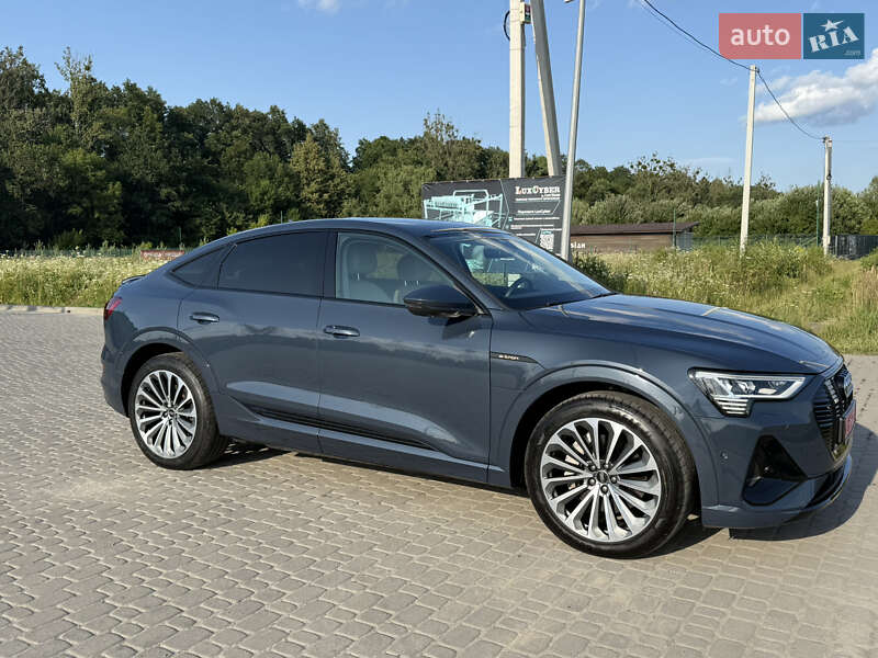 Позашляховик / Кросовер Audi e-tron 2022 в 