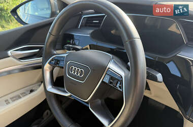 Позашляховик / Кросовер Audi e-tron 2022 в 