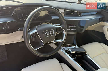 Позашляховик / Кросовер Audi e-tron 2022 в 