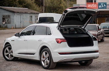 Позашляховик / Кросовер Audi e-tron 2022 в 