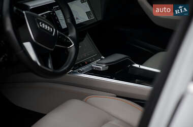 Позашляховик / Кросовер Audi e-tron 2022 в 