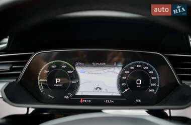Позашляховик / Кросовер Audi e-tron 2022 в 