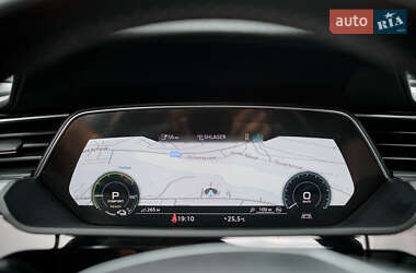 Позашляховик / Кросовер Audi e-tron 2022 в 