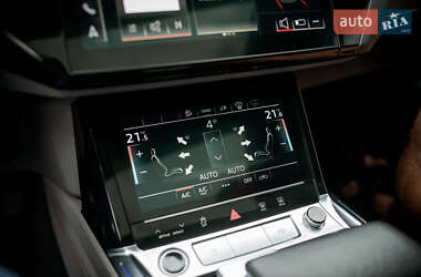 Позашляховик / Кросовер Audi e-tron 2022 в 