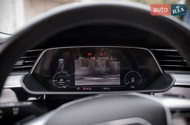 Позашляховик / Кросовер Audi e-tron 2022 в 
