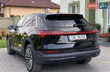 Позашляховик / Кросовер Audi e-tron 2022 в 