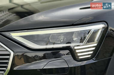Позашляховик / Кросовер Audi e-tron 2022 в 