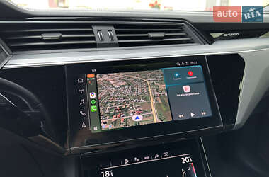 Позашляховик / Кросовер Audi e-tron 2022 в 