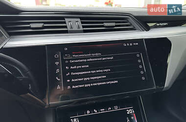 Позашляховик / Кросовер Audi e-tron 2022 в 