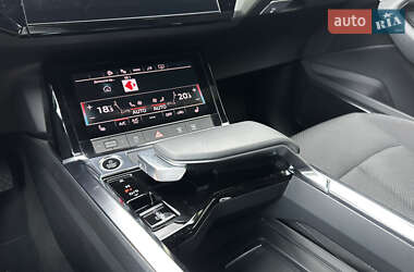 Позашляховик / Кросовер Audi e-tron 2022 в 