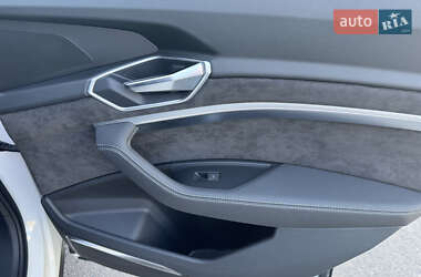 Позашляховик / Кросовер Audi e-tron 2019 в 