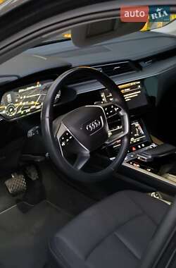 Позашляховик / Кросовер Audi e-tron 2019 в 