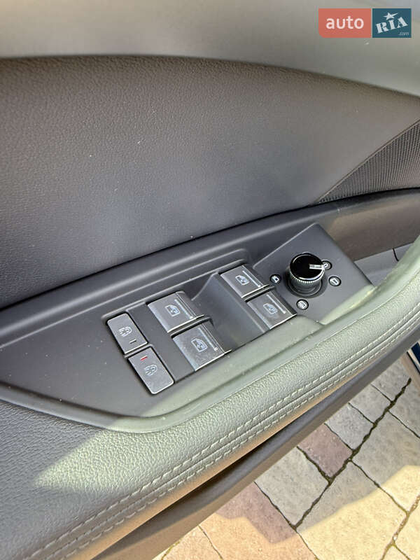 Внедорожник / Кроссовер Audi e-tron 2019 в Сваляве