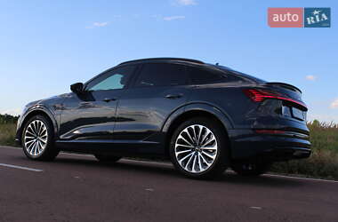Внедорожник / Кроссовер Audi e-tron 2022 в 