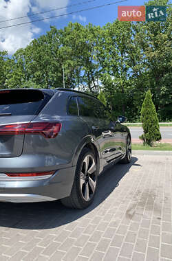 Позашляховик / Кросовер Audi e-tron 2019 в 