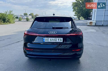Внедорожник / Кроссовер Audi e-tron 2022 в 