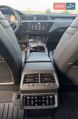 Внедорожник / Кроссовер Audi e-tron 2020 в 