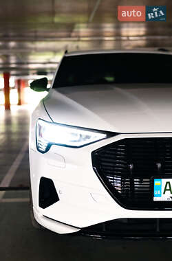 Внедорожник / Кроссовер Audi e-tron 2019 в 
