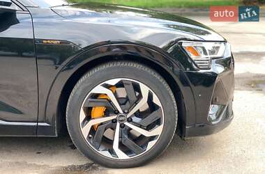 Внедорожник / Кроссовер Audi e-tron 2022 в 