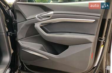 Внедорожник / Кроссовер Audi e-tron 2022 в 