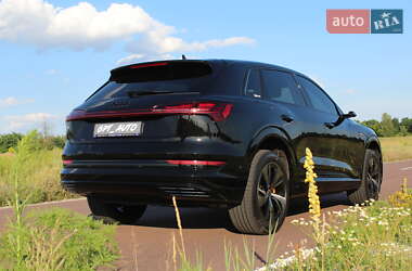 Внедорожник / Кроссовер Audi e-tron 2022 в 