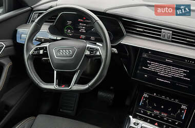 Внедорожник / Кроссовер Audi e-tron 2022 в 
