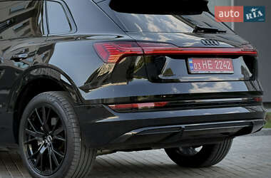 Позашляховик / Кросовер Audi e-tron 2022 в 