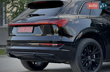 Позашляховик / Кросовер Audi e-tron 2022 в 