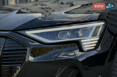 Позашляховик / Кросовер Audi e-tron 2022 в 