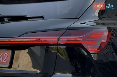 Позашляховик / Кросовер Audi e-tron 2022 в 