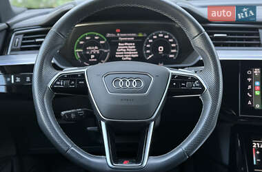 Позашляховик / Кросовер Audi e-tron 2022 в 