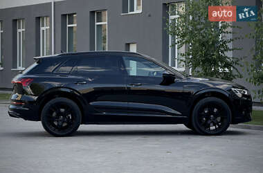 Позашляховик / Кросовер Audi e-tron 2022 в 