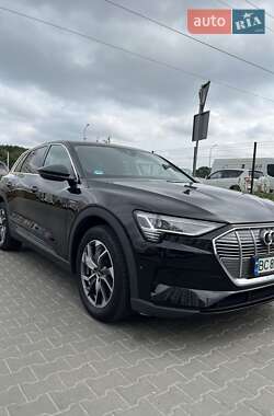 Позашляховик / Кросовер Audi e-tron 2022 в 